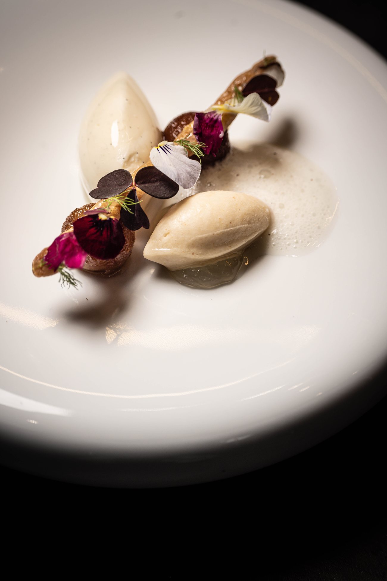 Un dessert de Substance : quenelles glacées, pétales et sarrasin croustillant