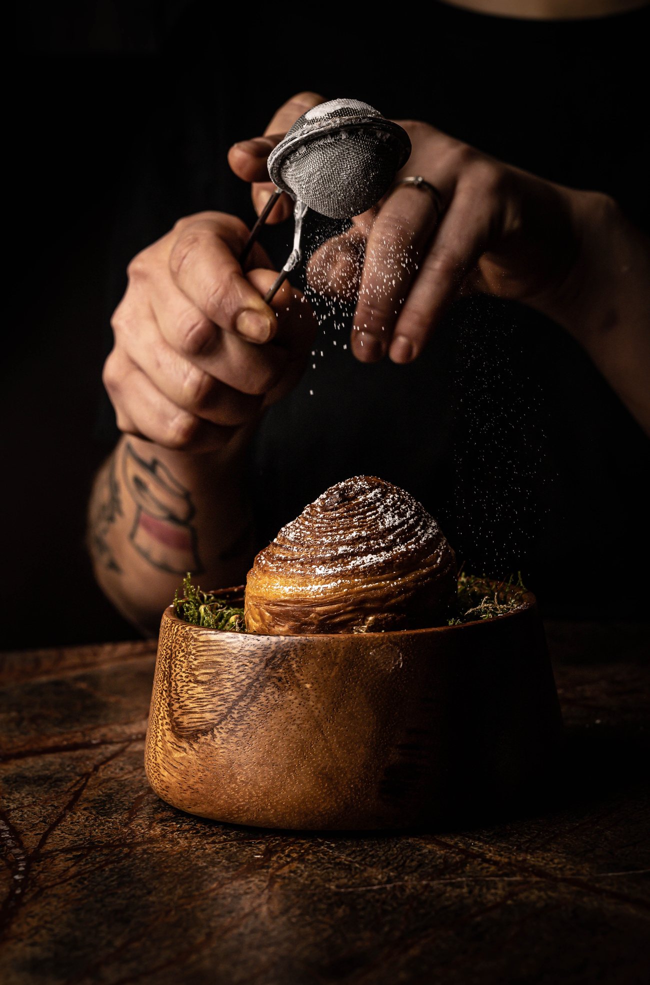 Un dessert de Substance saupoudré à la passe, dans son moule de bois