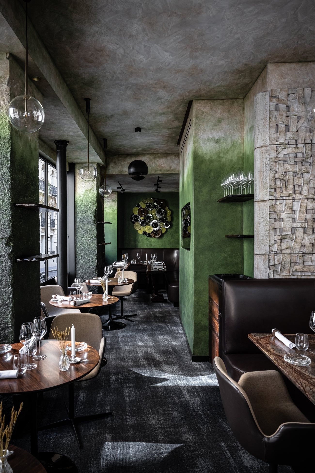 La salle de Substance, murs vert profond, banquettes de cuir et tables dressées, Paris 16ᵉ
